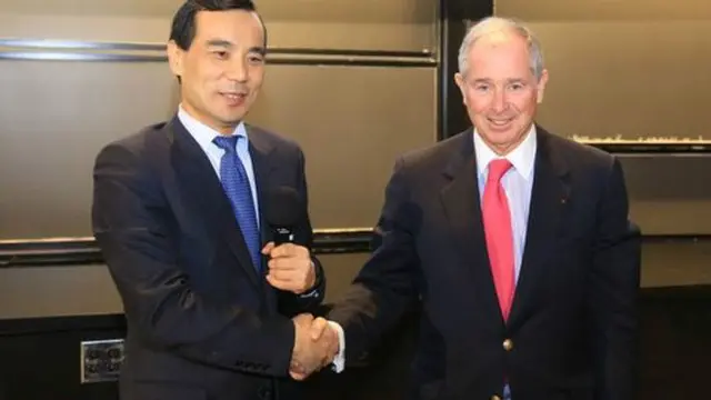 Chủ tịch Anbang, ông Ngô Hiểu Huy (trái) và chủ tịch Blackstone, ông Stephen Schwarzman