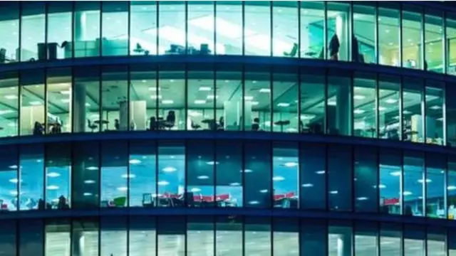 Система управления освещением должна рассчитать, сколько человек осталось в офисе после наступления темноты