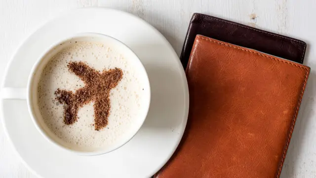 Un café con un dibujo de un avión y una billetera
