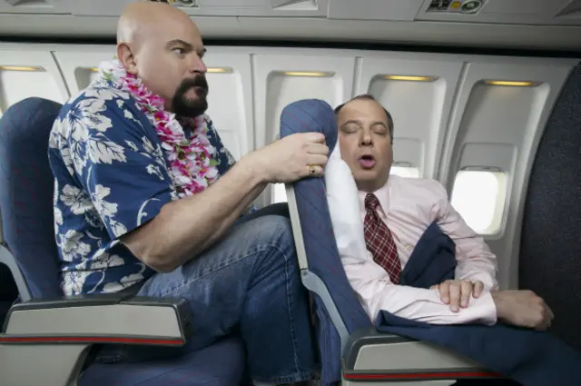 Una persona en un espacio muy estrecho en un avión