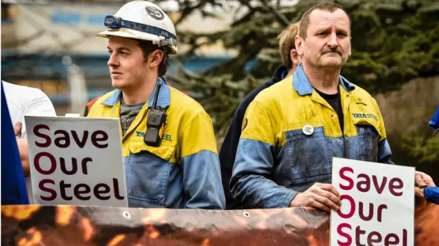 英国钢铁工人举行示威。英国政府被指由于和中国发展更紧密关系导致15000名钢铁工人失业。