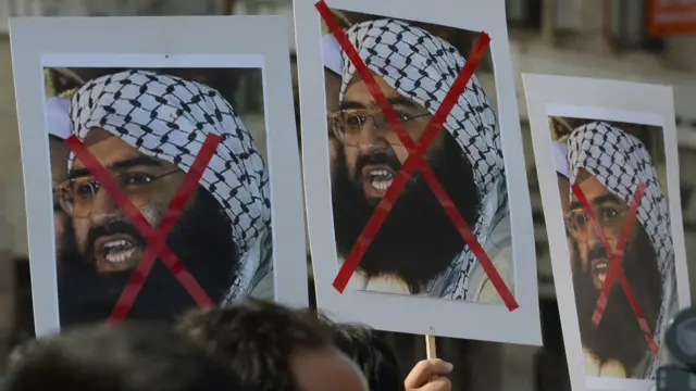 印度抗議者手舉阿茲哈爾的頭像