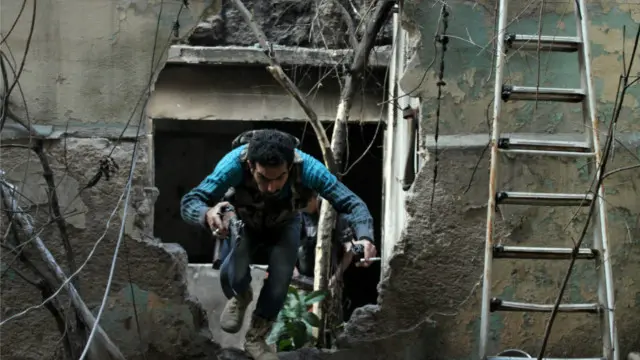 وصف البرنامج الجديد بأنه معدل يهدف إلى تجنب أخطاء شابت البرنامج السابق لتدريب مقاتلي المعارضة السورية