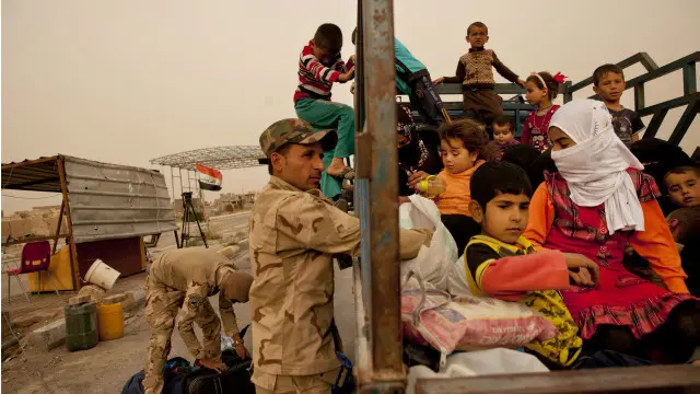 تقول تقارير إن 10 آلاف شخص فروا من هيت خلال الأسابيع القليلة الماضية بحثا عن الأمان في مناطق تحت سيطرة الحكومة العراقية.