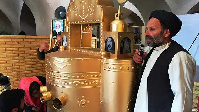 دا موزیم به په ځانګړې توګه له دوی سره مرسته وکړي چې په عملي ډګر کې له ټولو هغو وسایلو سره اشنا شي چې لومړنیو ژورنالیستانو به کارول".