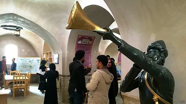 د جارچي د جار وهلو له وسیلې نیولې د انټرنېټ تر اوسني وخته، د اړیکو د نیولو او د اطلاعاتو د رسولو د وسایلو بېلګې په دغو توکو شاملې دي.