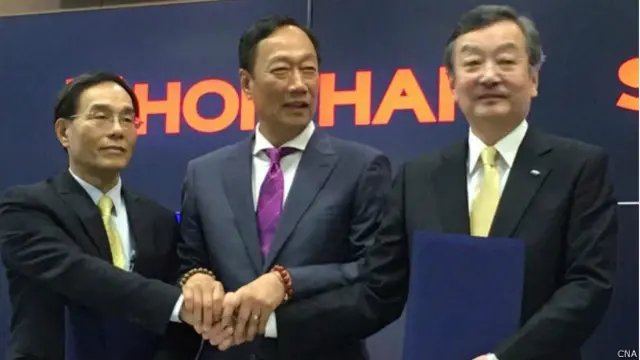 鸿海董事长郭台铭与集团副总裁戴正吴,还有夏普的社长高桥兴三,三人一同出席。