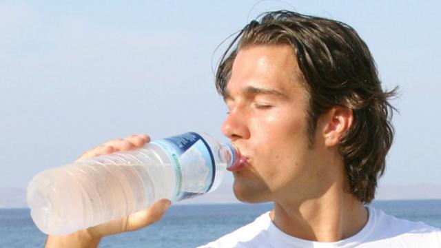 Si practicas actividad física, debes beber más agua.