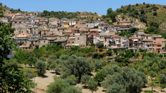 Göçmenler, kasabanın harap haldeki binalarını onarıp kullanıma açılmasını sağladı. 