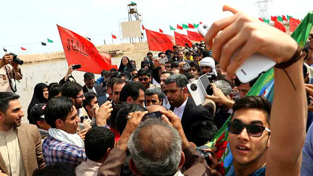 سلفی با محمود احمدی‌نژاد در سفرش به خوزستان