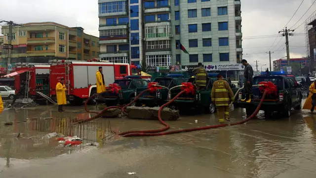 شهر کابل سیستم فاضلاب ندارد و راهی برای تخلیه آب باران خیابان‌ها وجود ندارد.