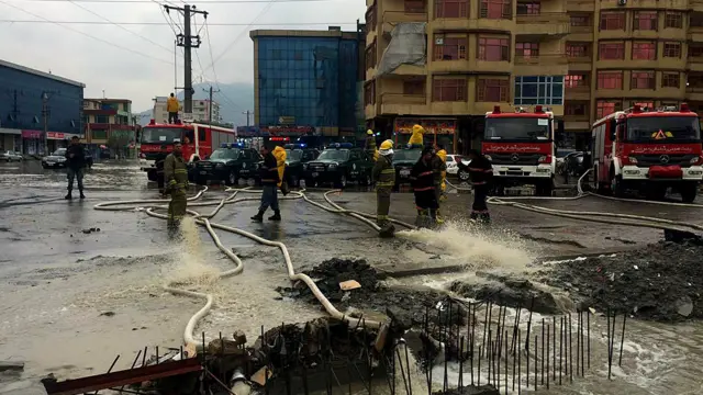 شهرداری کابل نتوانسته که آبهای این خیابانها را تخلیه کند، به همین دلیل پلیس عملیاتی را به راه انداخته است.