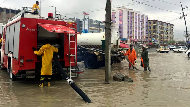 به دنبال بارش باران در چند روز اخیر، خیابانهای کابل پر از آب باران شده و بند آمده‌ است. عکس‌ها کاوون خموش