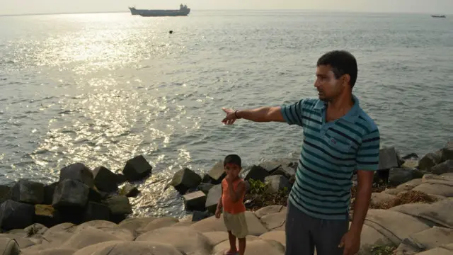 নদীর দিকে হাত দিয়ে দেখাচ্ছিলেন "বাড়িটি এখানেই ছিল"