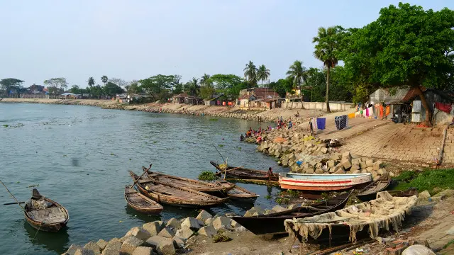ব্লক ফেলে ভাঙন ঠেকানোর চেষ্টা। কিন্তু স্থানীয় মানুষেরা বলছেন, বর্ষার সময় ব্লক আরও নিচে নেমে যায়।