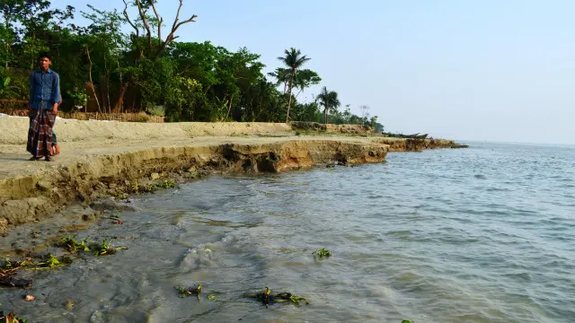 নদী ক্রমশ এগিয়ে আসছে লোকালয়ের দিকে।