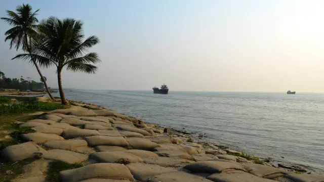 অসংখ্য বালুর বস্তা ফেলে ভাঙন ঠেকানোর চেষ্টা। ছবিটি হরিনা ফেরিঘাট সংলগ্ন গোবিন্দা গ্রামের কাছে তোলা।