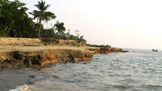 বর্ষা এলেই শুরু হয় নদী ভাঙন আতঙ্ক।