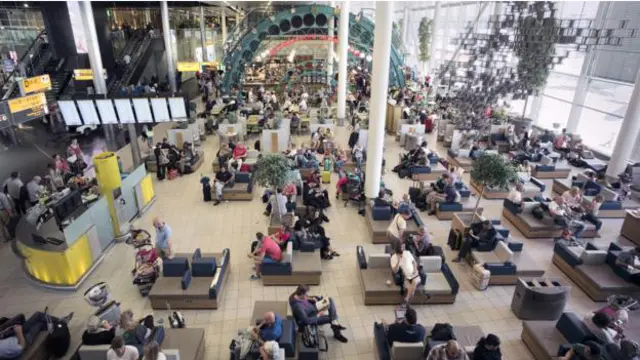 Beberapa maskapai berpendapat bahwa memiliki teman perjalanan yang cocok saat perjalanan bisa membuat penerbangan panjang lebih menyenangkan.