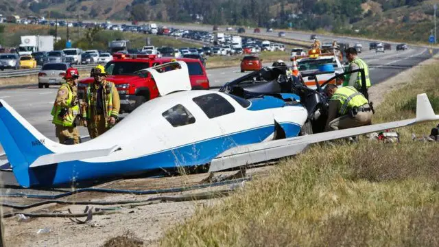 Alih-alih menggunakan roda, pilot mendarat memakai perut pesawat dan tergelincir sampai menabrak sebuah mobil yang diparkir di sisi jalan tol. 