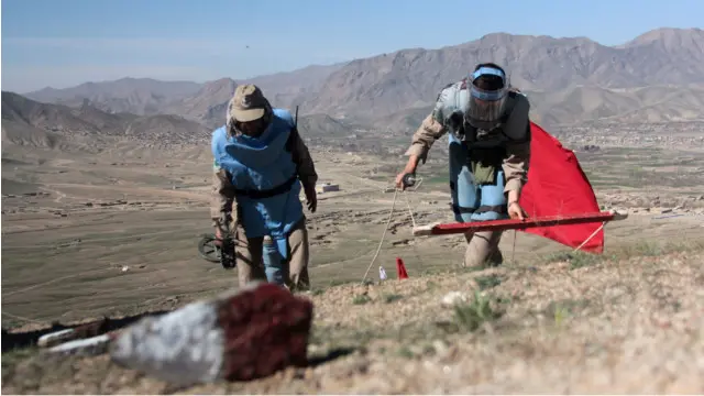 د ماینونو شتون په افغانستان کې لا هم یوه جدي ګواښ دى، چې ماین پاکوونکو ادارو د ۲۰۱۳ کال د شمېرو له مخې هره میاشت په افغانستان کې په منځنۍ توګه ۴۰ تنه د ماینونو قرباني کېږي.