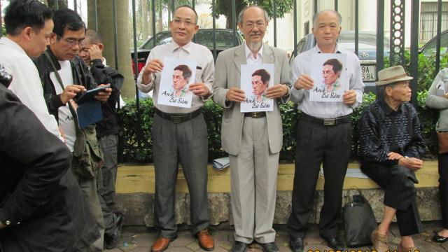 Nhà văn Phạm Thành (áo vest xám nhạt, đứng giữa) trong vụ xử blogger Ba Sàm - Nguyễn Hữu Vinh.