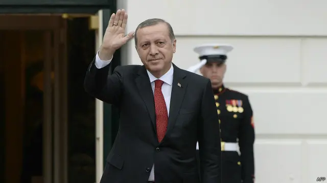 إردوغان يسعى لتعديل الدستور لتوسيع صلاحياته السياسية وتعيين مقربين منه في رئاسة الحزب 