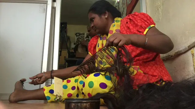 ان کی اہلیہ للتا اس کام میں ان کا تعاون کر تی ہیں