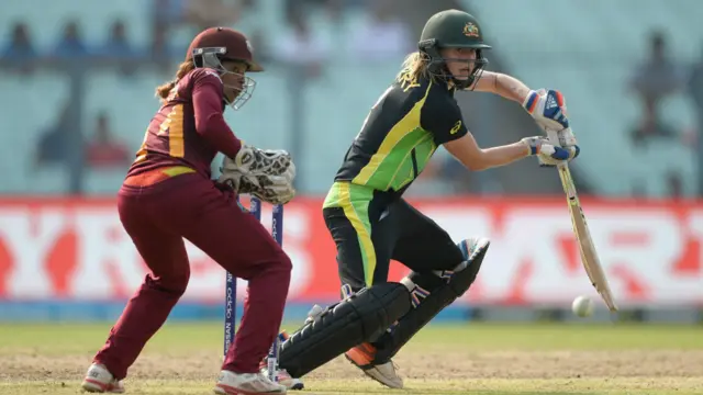 18 اوورز کے خاتمے پر آسٹریلیا نے تین وکٹوں کے نقصان پر 135 رنز بنائے تھے اور امید کی جا رہی تھی کہ آسٹریلیا ڈیڑھ سو کا ہندسہ پار کر لے گی