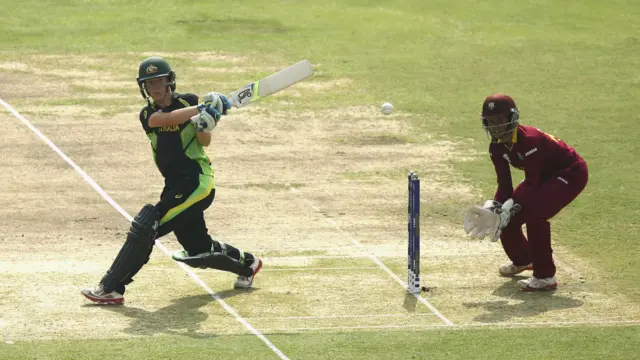 آسٹریلیا نے جارحانہ انداز میں آغاز کیا لیکن دوسرے ہی اوور میں ان کی پہلی وکٹ گر گئی اور اے جے ہیلی محض چار رنز بنا کر آؤٹ ہو گئیں