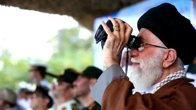 آیت‌الله خامنه‌ای در رزمایش نیروی دریایی در دریای خزر، مهرماه ۱۳۹۴