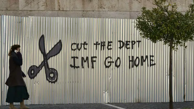 Многие греки считают, что, предоставляя Греции финансовую помощь, кредиторы хотят поставить страну на колени