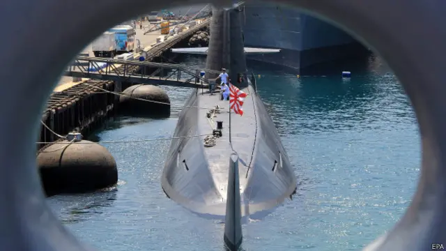 潜艇“亲潮”号周日（4月3日）停靠位于南海的菲律宾吕宋岛苏比克港。