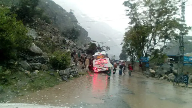  وادی کالام جانے والی اہم شاہراہ پہاڑی تودوں کی زد میں آنے سے تقریباً دو ہفتے تک مسلسل بند رہی