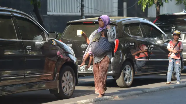 Pemandangan anak dan bayi menjadi pengemis dan pengamen di Jakarta maupun kota-kota besar lain yang sering terlihat.