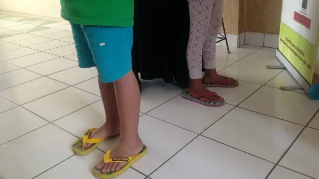 R (kiri), 7 tahun, dan W (kanan), 5 tahun, yang sempat diamankan oleh Polres Jakarta Selatan dan kini dirawat di rumah aman milik Rumah Perlindungan Sosial Bambu Apus, Jakarta Timur.