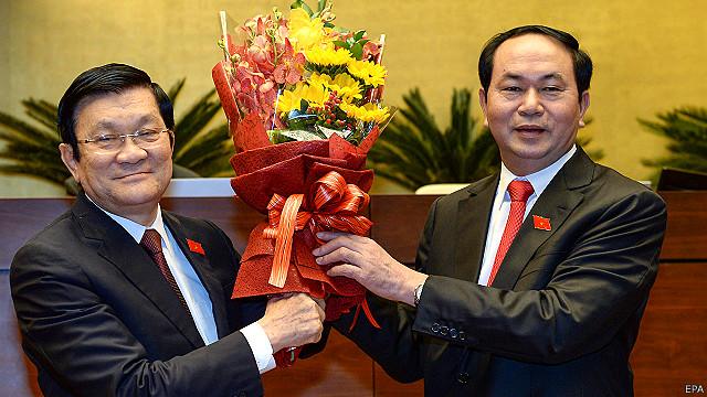 Ông Trần Đại Quang (phải) kế nhiệm ông Trương Tấn Sang trong vai trò Chủ tịch Nước tại Quốc hội khóa 13 của VN.
