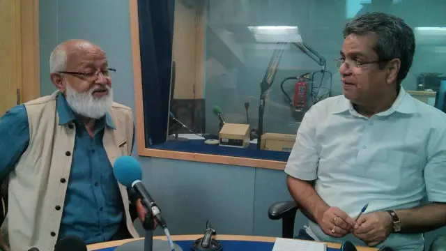 बीबीसी हिंदी के स्टूडियो में पुष्पेश पंत, रेहान फ़ज़ल के साथ.