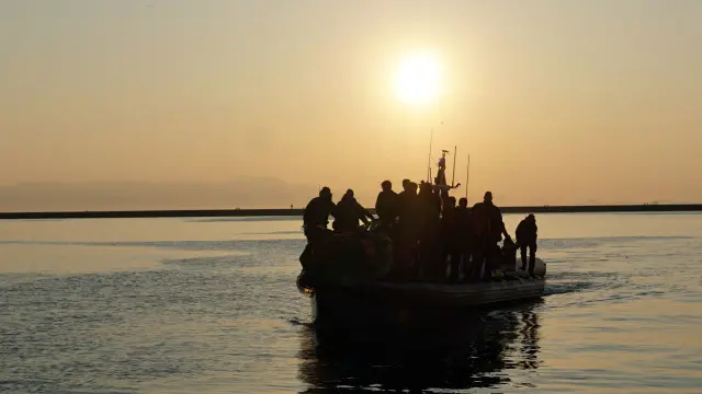 کشتی میں موجود پانچ افراد کو بچا لیا گیا ہے جبکہ پانچ کی تلاش جاری ہے