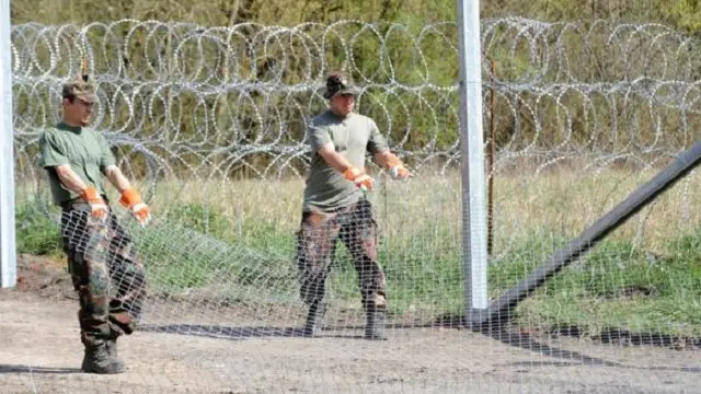 تم إغلاق الحدود في الدول الواقعة شمالا كما هو الحال هنا في المجر مما أدى إلى احتجاز عشرات الآلاف في اليونان