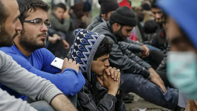 پناہ گزینوں کے بحران کے درمیان یونان سے ان کی واپسی کا عمل شروع ہو رہا ہے