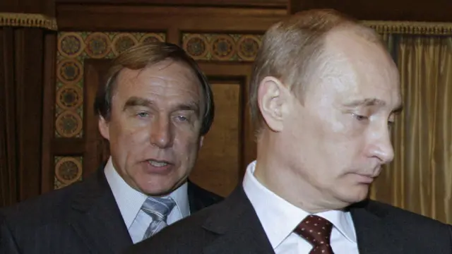 Владимир Путин Санкт-Петербург Мусиқа уйининг бадиий раҳбари Сергей Ролдугин билан. 2009 йилда олинган сурат