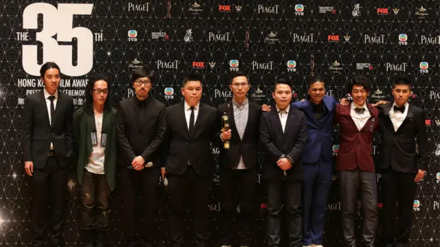 《十年》剧组在香港电影金像奖颁奖典礼结束后向记者展示奖座（3/4/2016）