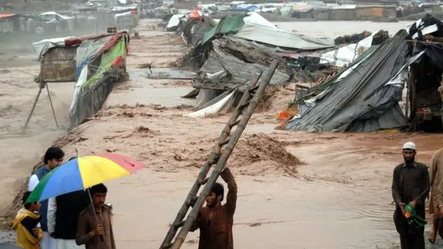 فر المئات إلى أماكن أكثر أمنا بعيد عن مياه الفيضانات