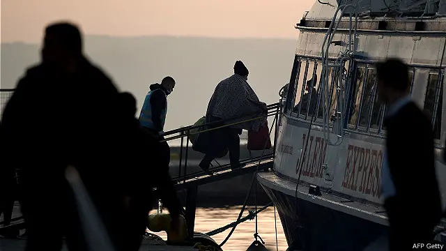 移民们登上一艘土耳其小轮渡