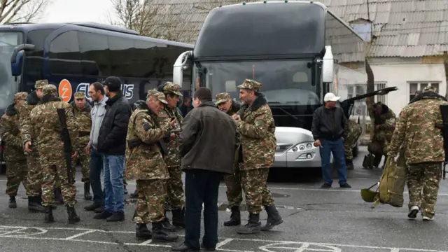 Армянские добровольцы в Ереване ожидании отправки на фронт