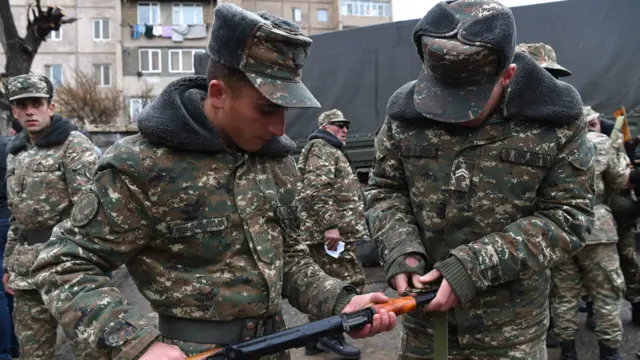 Армянские волонтеры получают униформы и оружие в Ереване