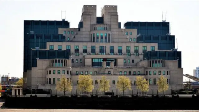Londra'daki MI6 binası.