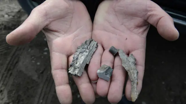 Руки, держащие осколки