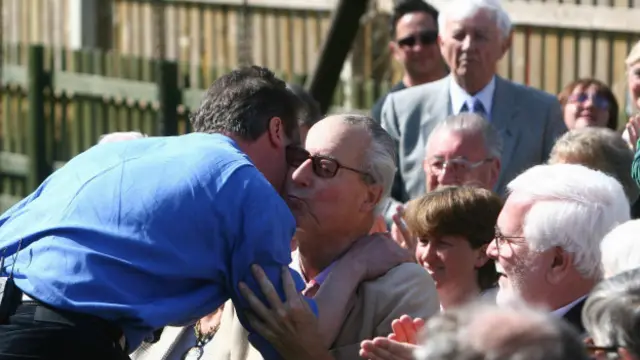 Başbakan David Cameron bir seçim kampanyası sırasında babasını kucaklarken.